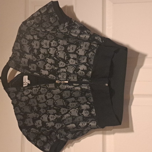 🎬 Black & gray short sleeve crop sweater With hoodie & zipper Gothic rock vibe - Picture 1 of 4